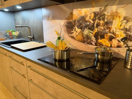 Küchendetail Kaiserslautern – Kochfeld mit Design und moderner Oberfläche