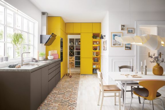 Moderne Küche Kaiserslautern – Einbauküche mit farbigen Fronten und individuellem Design