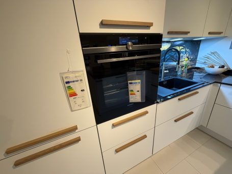 Einbauküche Kaiserslautern – moderne Küche mit Backofen und Geräten