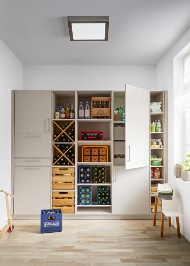 Moderne Einbauküche Kaiserslautern – heller Küchenschrank mit integriertem Stauraum und Weinregal