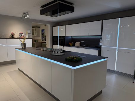 Designküche Kaiserslautern – moderne Küche mit Insel und Lichtkonzept