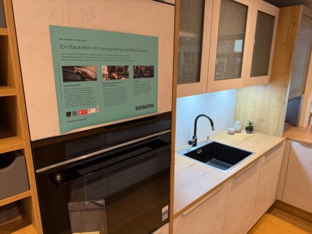 Küchenstudio Kaiserslautern – moderne Küche mit Spüle und Beleuchtung
