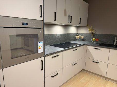 Einbauküche Kaiserslautern – klassische Küche mit Holzoptik und Geräteintegration