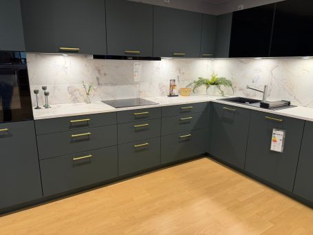 Moderne Küche Kaiserslautern – Einbauküche mit dunklen Fronten und Stil