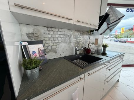 Einbauküche Kaiserslautern – helle Küche mit moderner Rückwand und Geräten