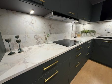 Moderne Küche Kaiserslautern – Einbauküche mit Marmoroptik und Beleuchtung