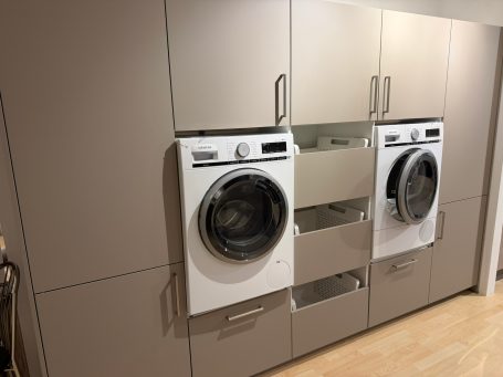 Hauswirtschaftsraum Kaiserslautern – Waschmaschine und Stauraum integriert