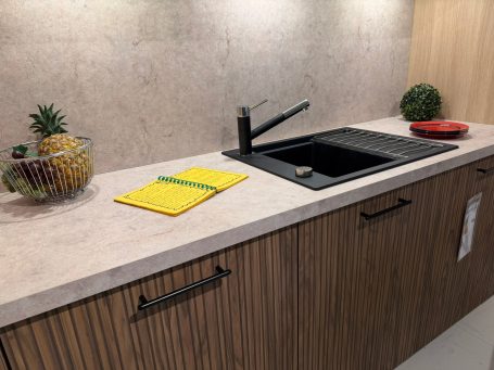 Küche Detail Kaiserslautern – moderne Einbauküche mit Arbeitsfläche und Spüle