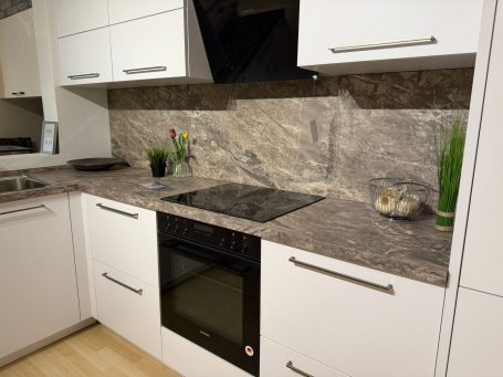 Küchenstudio Kaiserslautern – moderne Einbauküche mit Steinoptik Arbeitsplatte