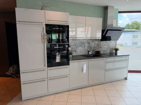 Küche Ausstellung Kaiserslautern – moderne Einbauküche mit Geräten und Stauraum