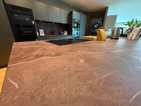 Arbeitsplatte Küche Kaiserslautern – hochwertige Oberfläche mit Steinoptik