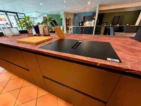Küchenstudio Kaiserslautern – moderne Ausstellungsküche mit Holzarbeitsplatte