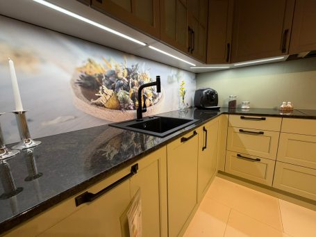 Küchenausstellung Kaiserslautern – moderne Einbauküche mit Arbeitsfläche