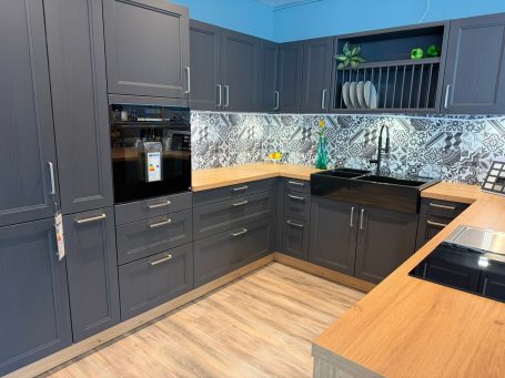 Designküche Kaiserslautern – moderne Küche mit Geräten und Beleuchtung