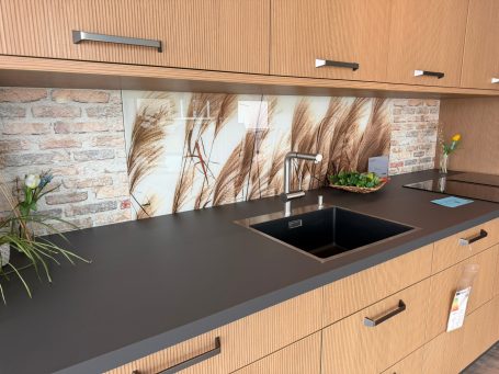 Küchendesign Kaiserslautern – moderne Küche mit Holzfronten und Spüle