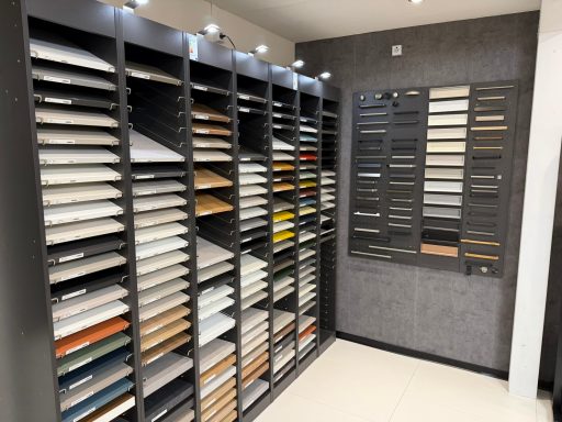 Küchenstudio Kaiserslautern – umfangreiche Bemusterungsfläche mit Fronten und Materialien