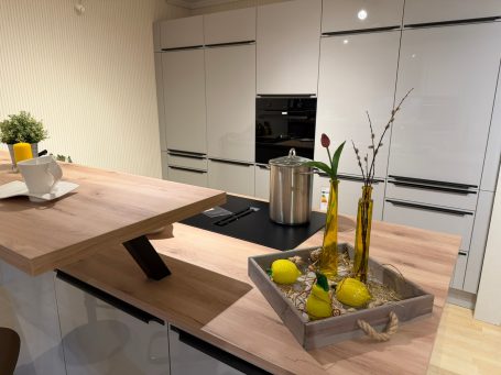 Moderne Küche Kaiserslautern – Küche mit Insel und offenen Flächen