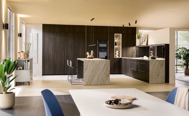 Designküche Kaiserslautern – moderne Einbauküche mit Kücheninsel und hochwertigen Materialien