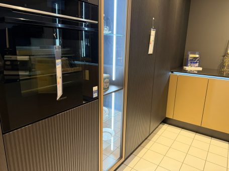 Küchenstudio Kaiserslautern – moderne Küche mit Glas und Design-Elementen