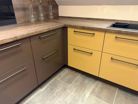 Moderne Einbauküche Kaiserslautern – Küche mit Holzoptik und Stauraum