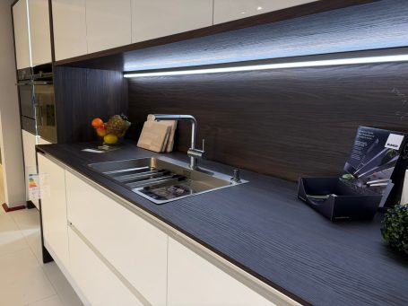 Moderne Küchenarbeitsfläche Kaiserslautern – minimalistisches Design mit Licht
