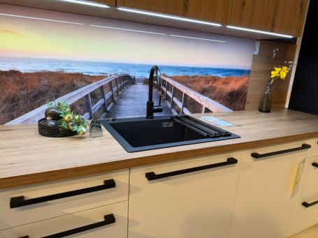 Küchendetail Kaiserslautern – moderne Einbauküche mit Rückwanddesign