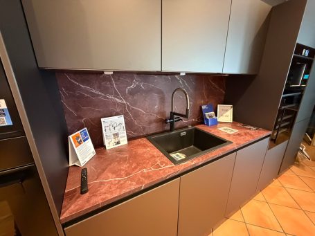 Einbauküche Ausstellung Kaiserslautern – moderne Küche mit Natursteinoptik
